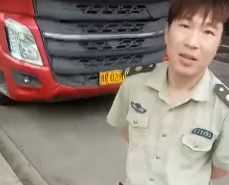 司機(jī)上福建高速過地磅時(shí)被收費(fèi)員強(qiáng)行
